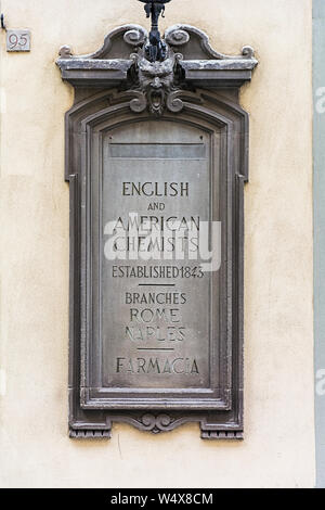 FLORENCE, ITALIE - 10 MAI 2019 : Farmacia francese sur via de' Tornabuoni, Fragment du décor Banque D'Images