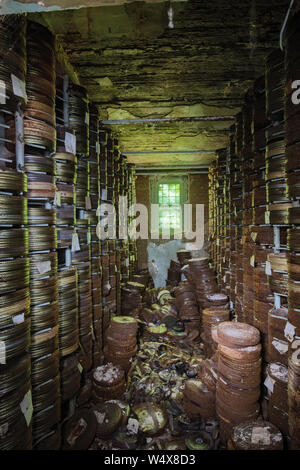 Détruit de temps à autre à stockés old rusty boîtes rondes avec de vieux film Banque D'Images