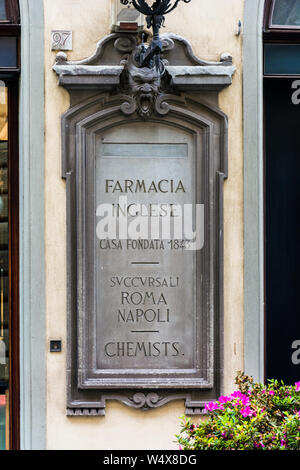 FLORENCE, ITALIE - 10 MAI 2019 : Farmacia francese sur via de' Tornabuoni, Fragment du décor Banque D'Images