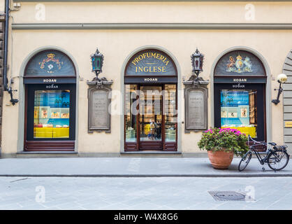 FLORENCE, ITALIE - 10 MAI 2019 : Farmacia francese sur via de' Tornabuoni Banque D'Images