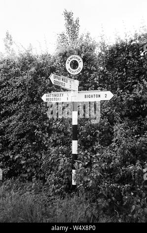 Fonte traditionnelle roadsign, Hattingley, Medstead, Alton, Hampshire, Angleterre, Royaume-Uni. Banque D'Images