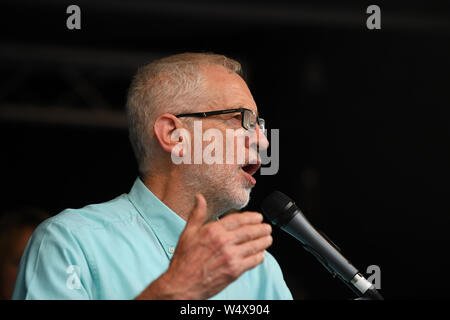 Leader du travail adresses Jeremy Corbyn un rassemblement à la place du Parlement, Londres, appelant à une élection générale. Banque D'Images