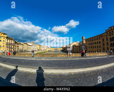 FLORENCE, ITALIE - 10 MAI 2019 : vue sur le vieux pont Ponte Vecchio à partir du pont de la Trinité St Banque D'Images