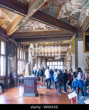 FLORENCE, ITALIE - 10 MAI 2019 : les touristes à pied à travers les salles de la Galerie des Offices, Florence Banque D'Images