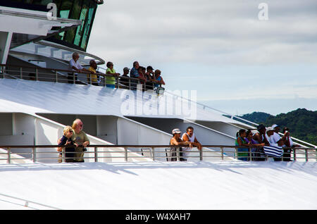 Les passagers des bateaux de croisière sur le transit du canal de Panama sur le pont levant Banque D'Images