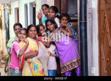 Varanasi, Inde - circa 2018 Novembre : famille indienne et les enfants d'un village près de Varanasi. Varanasi est la capitale spirituelle de l'Inde, le saints Banque D'Images