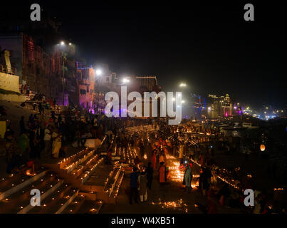 Varanasi, Inde - circa 2018 Novembre : Les gens de nuit balade sur les ghats de Varanasi lors de la Dev Deepawali célébrations. Varanasi est la spiritu Banque D'Images