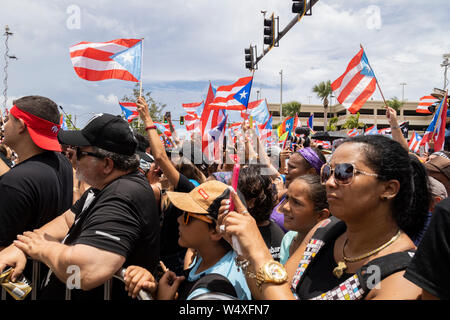 San Juan, Puerto Rico. Le 25 juillet, 2019. Les manifestants agitaient des drapeaux de Puerto Rico à un rassemblement après l'annonce de la démission du gouverneur Rossello. Après des jours de protestations de masse, le Gouverneur a annoncé qu'il démissionnerait dans l'après-midi du 2 août. Les manifestations ont été déclenchées par la publication de messages d'un groupe de discussion privée. Rossello et confidents 11 plusieurs personnes dénigrer. Credit : Alejandro Granadillo/dpa/Alamy Live News Banque D'Images