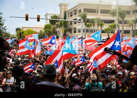 San Juan, Puerto Rico. Le 25 juillet, 2019. Les manifestants agitaient des drapeaux de Puerto Rico à un rassemblement après l'annonce de la démission du gouverneur Rossello. Après des jours de protestations de masse, le Gouverneur a annoncé qu'il démissionnerait dans l'après-midi du 2 août. Les manifestations ont été déclenchées par la publication de messages d'un groupe de discussion privée. Rossello et confidents 11 plusieurs personnes dénigrer. Credit : Alejandro Granadillo/dpa/Alamy Live News Banque D'Images