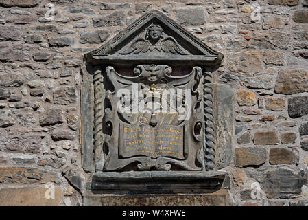 La sculpture du 17ème siècle à l'entrée de la terre de la Bible, d'un immeuble du 17ème siècle, dans la Canongate sur le Royal Mile, Édimbourg, Écosse. Banque D'Images