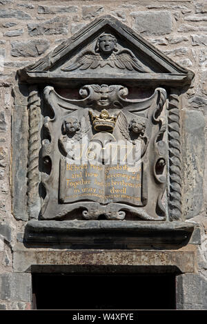 La sculpture du 17ème siècle à l'entrée de la terre de la Bible, d'un immeuble du 17ème siècle, dans la Canongate sur le Royal Mile, Édimbourg, Écosse. Banque D'Images