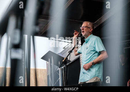 Jeremy Corbyn leader du parti aborde une foule rassemblée devant le parlement à Londres pour appeler à une élection générale en réponse à Boris Johnson's nomination en tant que nouveau chef du parti conservateur et premier ministre britannique. Banque D'Images