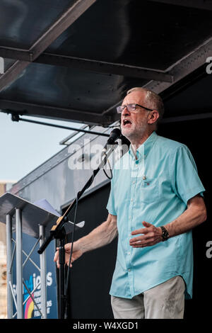 Jeremy Corbyn leader du parti aborde une foule rassemblée devant le parlement à Londres pour appeler à une élection générale en réponse à Boris Johnson's nomination en tant que nouveau chef du parti conservateur et premier ministre britannique. Banque D'Images