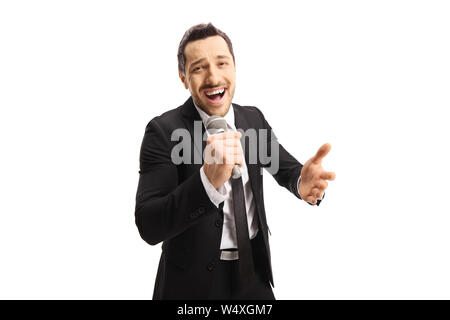 Chanteur dans un costume en chantant dans un micro isolé sur fond blanc Banque D'Images