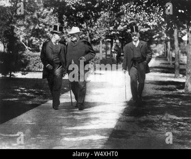 Le président Roosevelt s'entretenir avec le sénateur Hanna, sur le chemin de la Milburn house après le décès de William McKinley, Buffalo, New York, USA, 14 Septembre, 1901 Banque D'Images