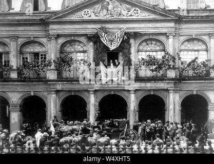 Le président des États-Unis, Discours à la foule depuis le balcon du Cabildo, La Nouvelle-Orléans, Louisiane, USA, photo de Teunisson, Mai 1901 Banque D'Images