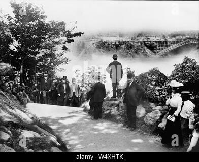 Le Président américain William McKinley marche sur route avec d'autres avec les Chutes du Niagara en arrière-plan lointain, Goat Island, New York, USA, photo de O.E. Dunlap, le 6 septembre 1901 Banque D'Images