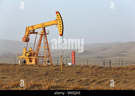 Puits de pompjack-huile jaune dans le désert de Tazhong Field-Taklamakan. Xinjiang-Chine-0364 Banque D'Images