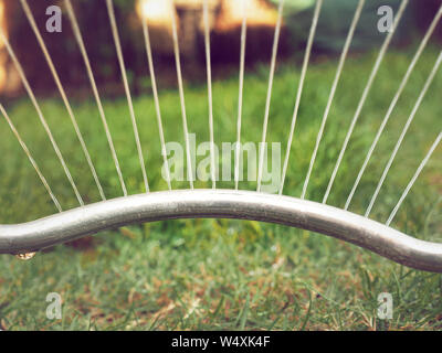 Close up d'un sprinkleur sur l'herbe de la pelouse Banque D'Images