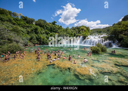 Les touristes appréciant dans watterfalls Parc National de Krka en Croatie Banque D'Images