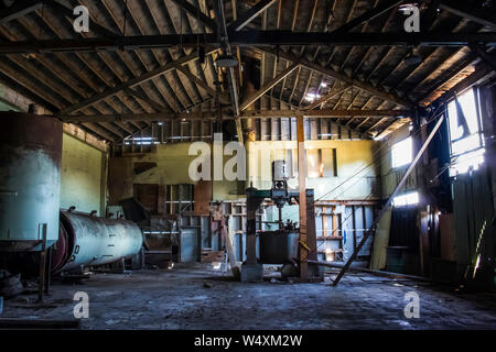 Intérieur de l'établissement historique abandonnée à Monterey, Californie. Vieilles machines rouillées et l'effritement des murs et un plafond en image rustique. Banque D'Images