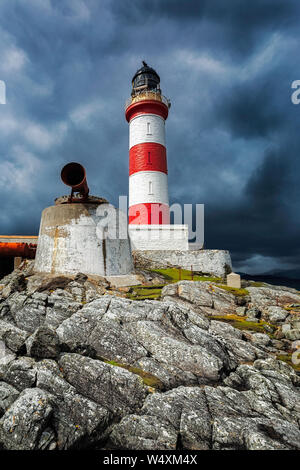 L'emblématique phare sur l'île de Scalpay au large de la côte de l'île de Harris. Banque D'Images
