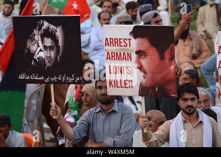 QUETTA, PAKISTAN, Mai 25 : les partisans de l'opposition à l'Assemblée nationale sont maintenant de drapeaux et d'affiches au cours de manifestation de protestation contre l'Pak Banque D'Images