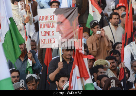 QUETTA, PAKISTAN, Mai 25 : les partisans de l'opposition à l'Assemblée nationale sont maintenant de drapeaux et d'affiches au cours de manifestation de protestation contre l'Pak Banque D'Images