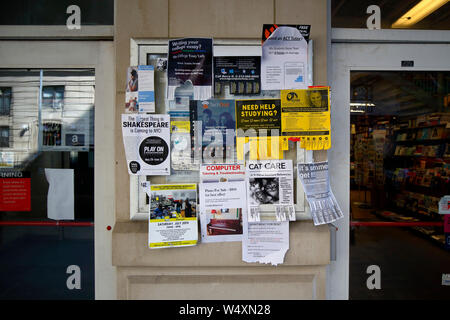 Un babillard communautaire dans une librairie d'université remplie de publicité et prospectus indésirables pour les services aux petites entreprises Banque D'Images