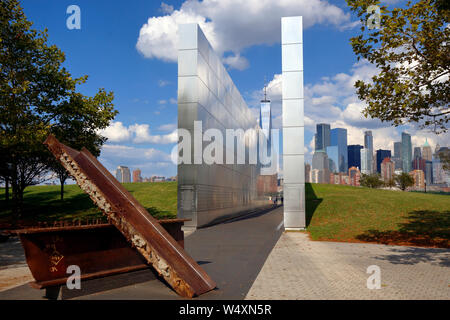 Ciel vide : New Jersey Memorial du 11 septembre, avec One World Trade Center à l'arrière-plan Banque D'Images