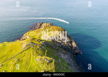 Torr Head pointe, une falaise rocheuse de la péninsule et dans le comté d'Antrim, Irlande du Nord, près de Ballycastle. Photo aérienne avec un bateau à moteur