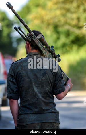 Un homme tenant un fusil au monde apocalyptique pos. Banque D'Images