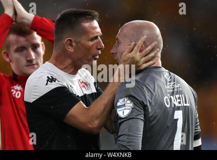 Gestionnaire des croisés Stephen Baxter vidéo gardien Sean O'Neill après le match de qualification de la Ligue Europa à Molineux, Wolverhampton. Banque D'Images