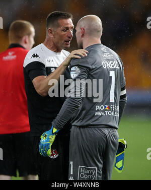 Gestionnaire des croisés Stephen Baxter vidéo gardien Sean O'Neill après le match de qualification de la Ligue Europa à Molineux, Wolverhampton. Banque D'Images