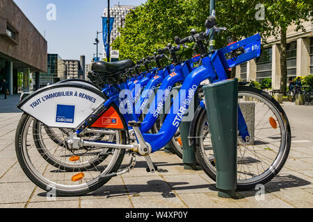 Vélos en libre-service ou station de vélos en libre-service de vélos bleus stationné avec en ligne, le centre-ville de Rennes, France. Banque D'Images