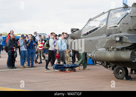 Les spectateurs à la recherche lors d'une exposition statique au Royal International Air Tattoo, Fairford, Gloucestershire, au Royaume-Uni en 2019. Banque D'Images