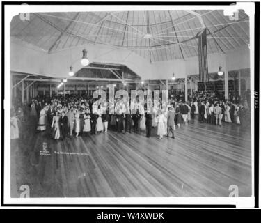 Des couples sur une piste de danse au Pavillon, Catalina Island, Californie Banque D'Images