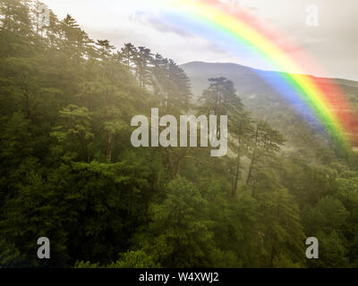 Amazing nature paysage après la pluie avec big rainbow in the sky Banque D'Images