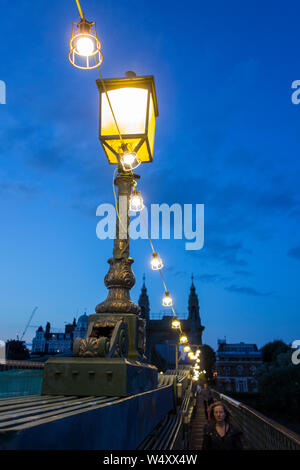 Des candélabres sur Hammersmith Bridge at night Banque D'Images