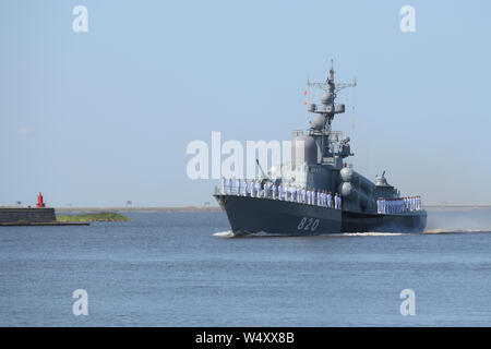 Bateau de missiles de la République Tchouvache participe à la répétition générale du Défilé de la fête de la marine russe à Cronstadt, Saint-Pétersbourg, Russie Banque D'Images