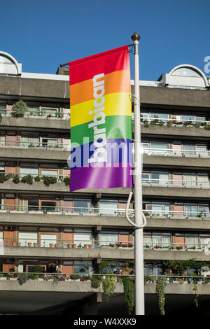 Le drapeau arc-en-ciel sur l'affichage au Barbican dans la ville de Londres, dans le cadre de la semaine de la fierté gay, London, UK Banque D'Images