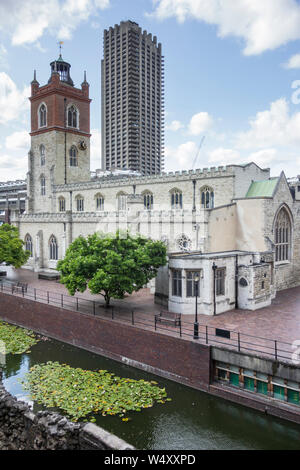 L'église de St Giles Cripplegate-sans-sur le BArbican Estate, Londres, UK Banque D'Images