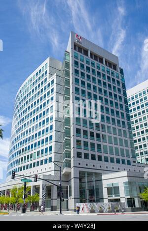 Logo sur façade au siège de la société de logiciels Adobe créative dans la Silicon Valley ville de San Jose, Californie, le 13 avril 2019. () Banque D'Images