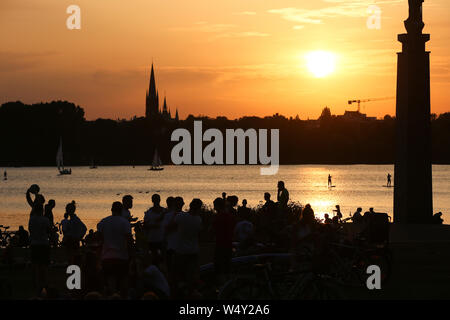 Hambourg, Allemagne. Le 25 juillet, 2019. À des températures autour de 30 degrés Celsius, les excursionnistes s'asseoir au coucher du soleil sur l'Alster à Hambourg. Une nouvelle vague de chaleur fait l'Allemagne avec la sueur des températures record. Credit : Bodo Marks/dpa/Alamy Live News Banque D'Images