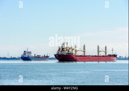 HAMILTON, ONTARIO, CANADA - LE 23 SEPTEMBRE 2018 : Deux navires de fret sont à l'ancre dans le port de Hamilton. Banque D'Images