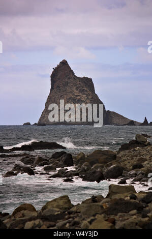 Vue éloignée sur Roque de Benijo sur la côte nord de l'île de Tenerife, Canaries Banque D'Images