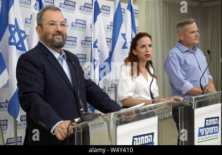 (190725) -- TEL AVIV, le 25 juillet 2019 (Xinhua) -- l'ancien Premier ministre israélien Ehud Barak (L) participe à une conférence de presse avec Stav Shaffir (C), un haut législateur femelle avec le parti travailliste, et Nitzan Horowitz, président du parti Meretz, à Tel Aviv, Israël, le 25 juillet 2019. Trois forces sur le camp de gauche, y compris l'ancien Premier Ministre Ehud Barak, ont fusionné le jeudi pour former une alliance de l'avant des prochaines élections prévues pour septembre. (Gideon Markowicz/Document/JINI via Xinhua) Banque D'Images