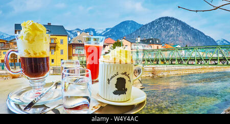 BAD Ischl, Autriche - 20 février 2019 : vous détendre dans le café sur la rive de la rivière Traun et le goût Wiener melange et Maria Theresia cocktail café avec whip Banque D'Images