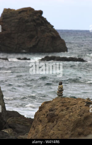 Image de certains rochers empilés à côté de la côte rocheuse de la côte nord de Tenerife Banque D'Images