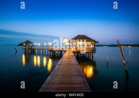 Barre de bois en mer et hutte avec ciel de nuit à Koh Mak à Trat, Thaïlande. L'été, les voyages, vacances et maison de vacances concept. Banque D'Images